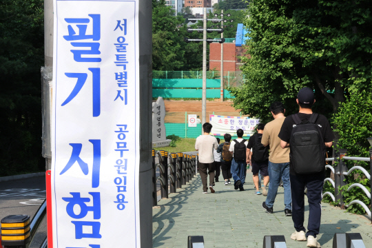 2023년도 지방공무원 9급 공개채용 필기시험이 치러진 10일 오전 서울시 공무원 지원자들이 종로구 청운중학교에 마련된 시험장으로 들어가고 있다. <연합뉴스>